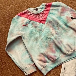Customized tie-dyed patched cotton boho crewneck